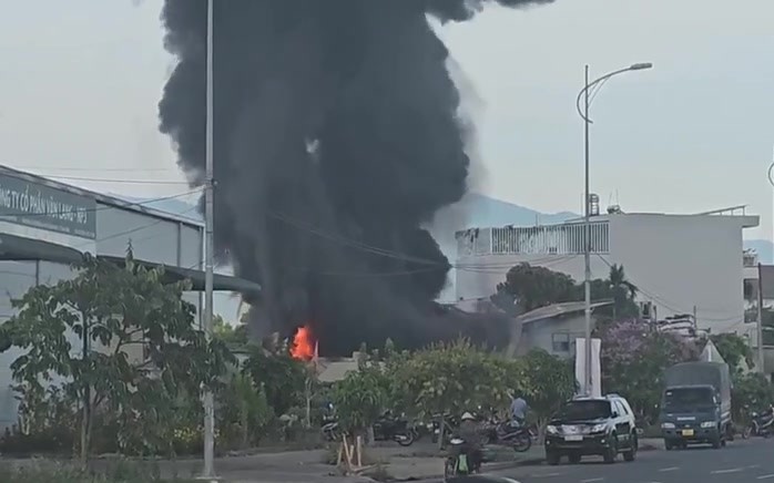 Một kho hàng bốc cháy dữ dội, thiêu rụi nhiều tài sản