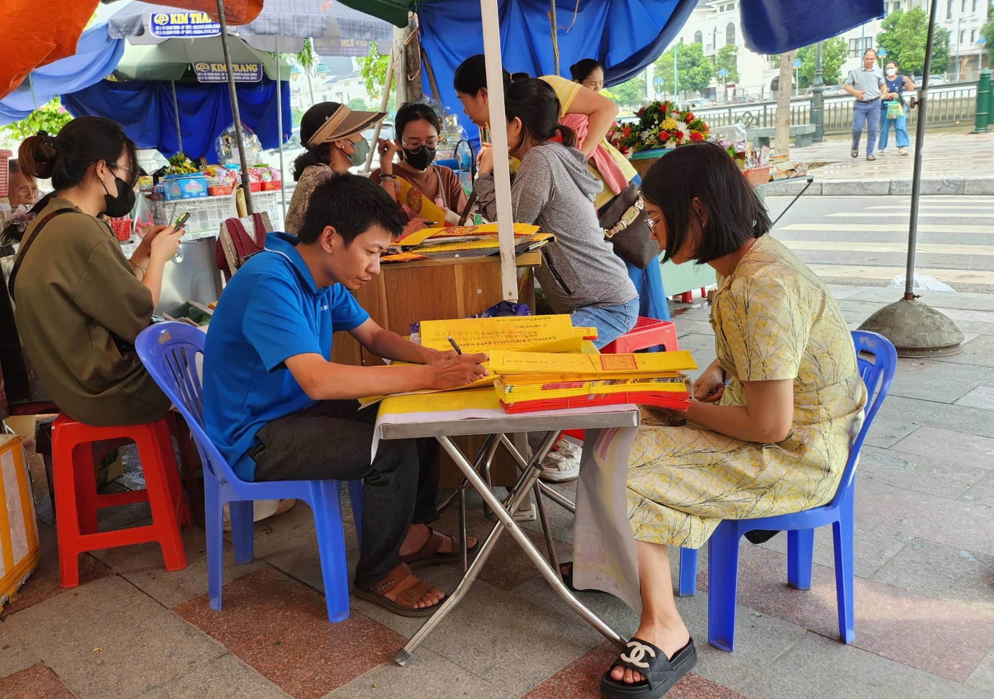 Sĩ tử Hải Phòng nô nức đi cầu may trước kỳ thi vào lớp 10- Ảnh 15.