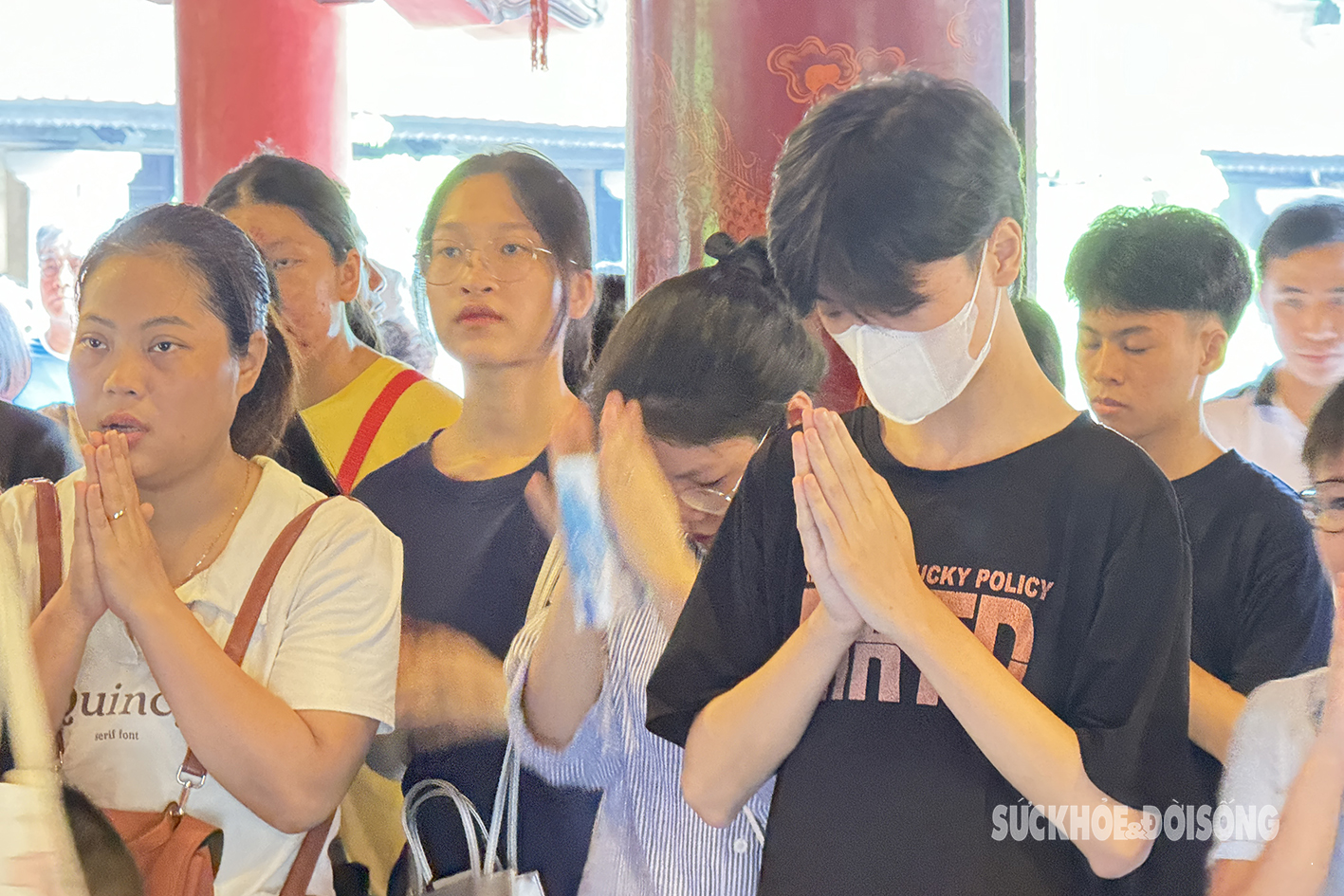 Học sinh Hà Nội đội nắng tới Văn Miếu Quốc Tử Giám xin chữ trước kỳ thi quan trọng- Ảnh 7.
