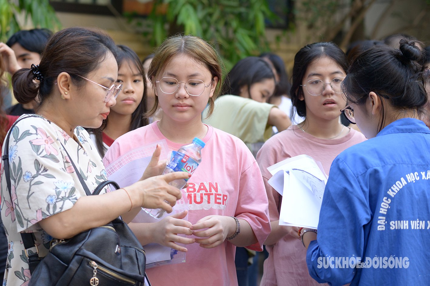 Thí sinh đang 'tranh vé' vào 2 trường THPT Chuyên cực hot thuộc Đại học Quốc gia Hà Nội- Ảnh 10.