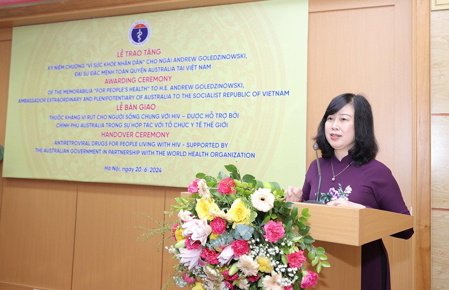 Bộ trưởng Đào Hồng Lan trao tặng Kỷ niệm chương Vì Sức khoẻ nhân dân cho Đại sứ Úc tại Việt Nam- Ảnh 2.