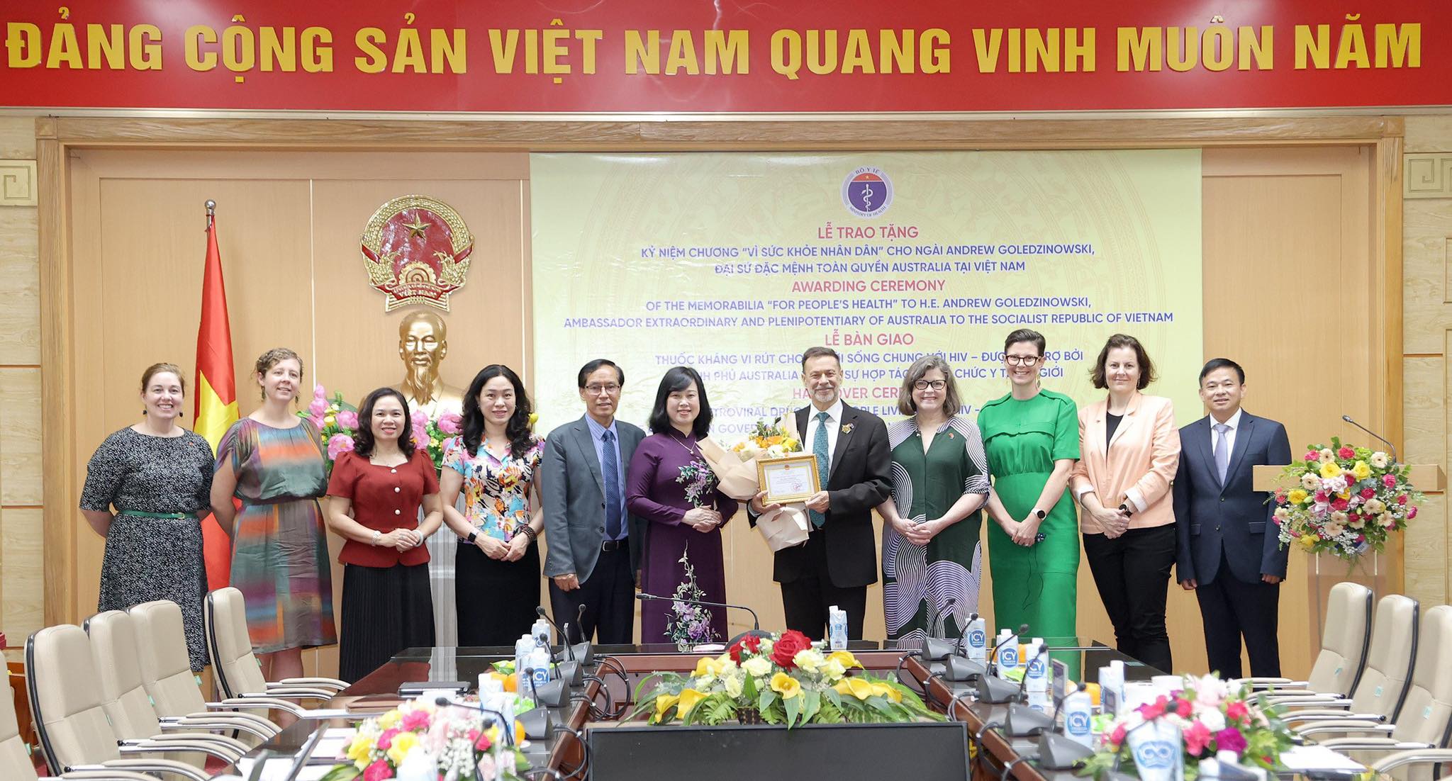 Bộ trưởng Đào Hồng Lan trao tặng Kỷ niệm chương Vì Sức khoẻ nhân dân cho Đại sứ Úc tại Việt Nam- Ảnh 4.