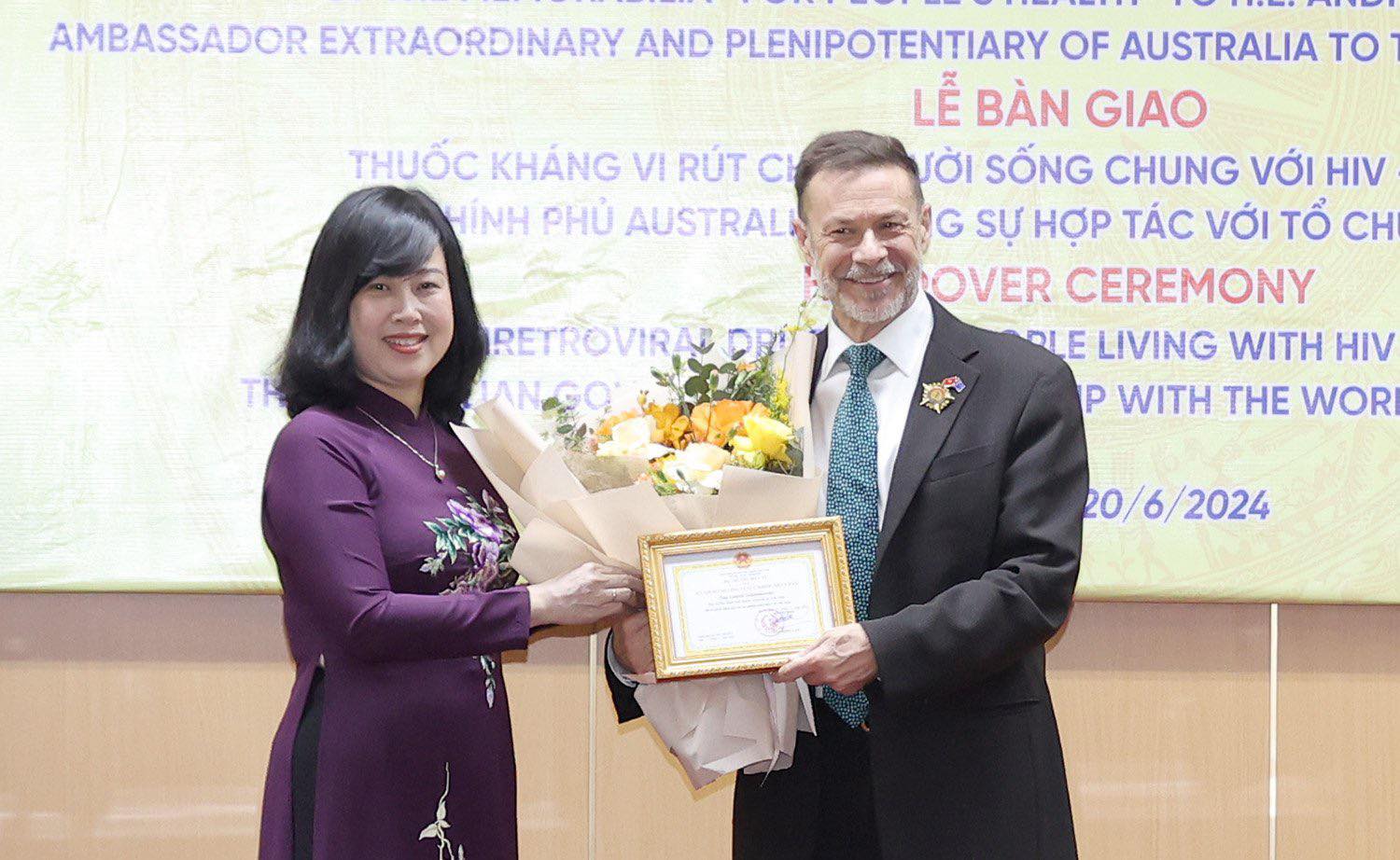 Bộ trưởng Đào Hồng Lan trao tặng Kỷ niệm chương Vì Sức khoẻ nhân dân cho Đại sứ Úc tại Việt Nam- Ảnh 1.