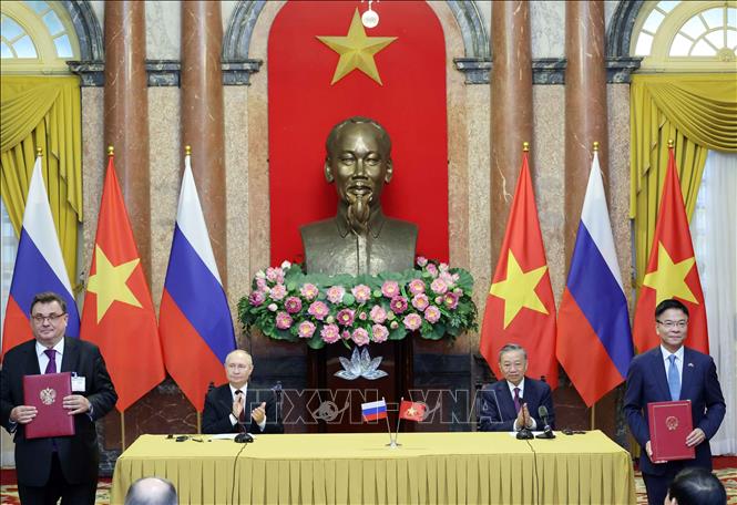 Chủ tịch nước Tô Lâm và Tổng thống Vladimir Putin chứng kiến trao các văn kiện hợp tác Việt - Nga- Ảnh 2.
