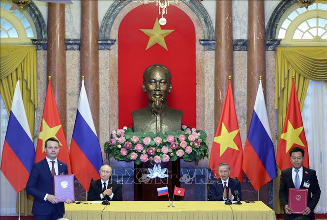 Chủ tịch nước Tô Lâm và Tổng thống Vladimir Putin chứng kiến trao các văn kiện hợp tác Việt - Nga- Ảnh 3.
