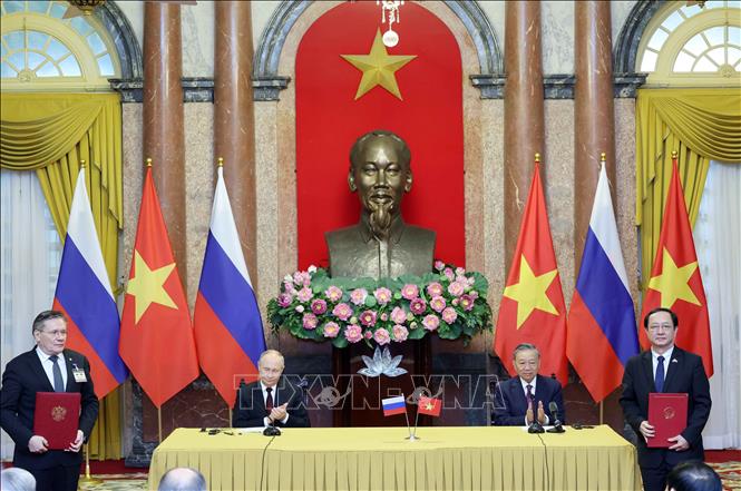 Chủ tịch nước Tô Lâm và Tổng thống Vladimir Putin chứng kiến trao các văn kiện hợp tác Việt - Nga- Ảnh 4.