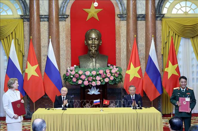 Chủ tịch nước Tô Lâm và Tổng thống Vladimir Putin chứng kiến trao các văn kiện hợp tác Việt - Nga- Ảnh 5.
