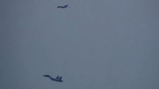 Su-35 Nga và MQ-9 Reaper Mỹ tránh va chạm trong gang tấc- Ảnh 1.
