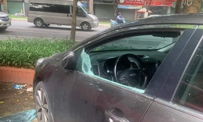 Đã bắt được thủ phạm đập vỡ kính 9 ô tô ở Hà Nội- Ảnh 1.