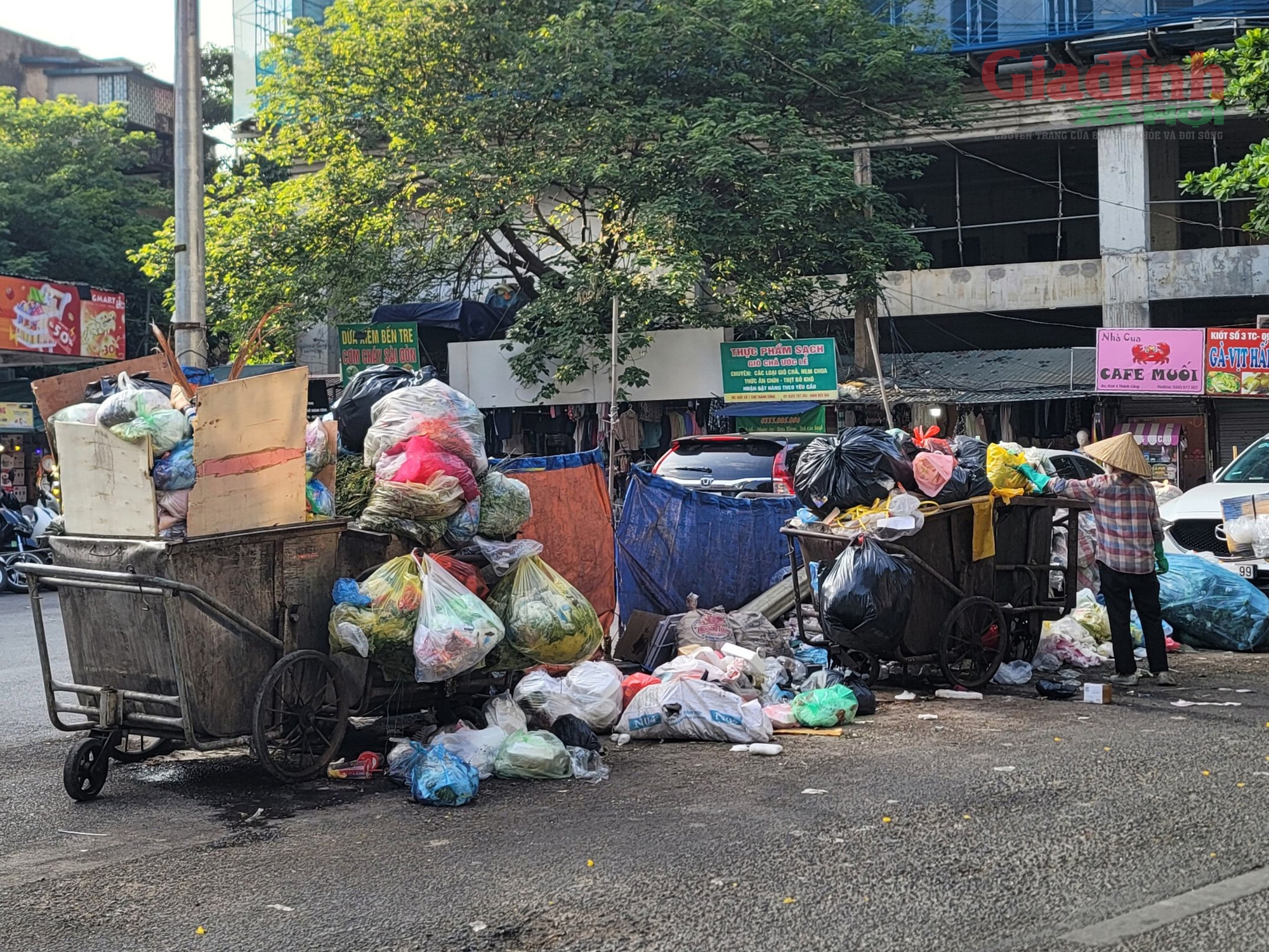 Vì sao rác thải sinh hoạt ở thành phố Hà Nội vẫn nằm ngổn ngang dưới lòng đường?- Ảnh 1.