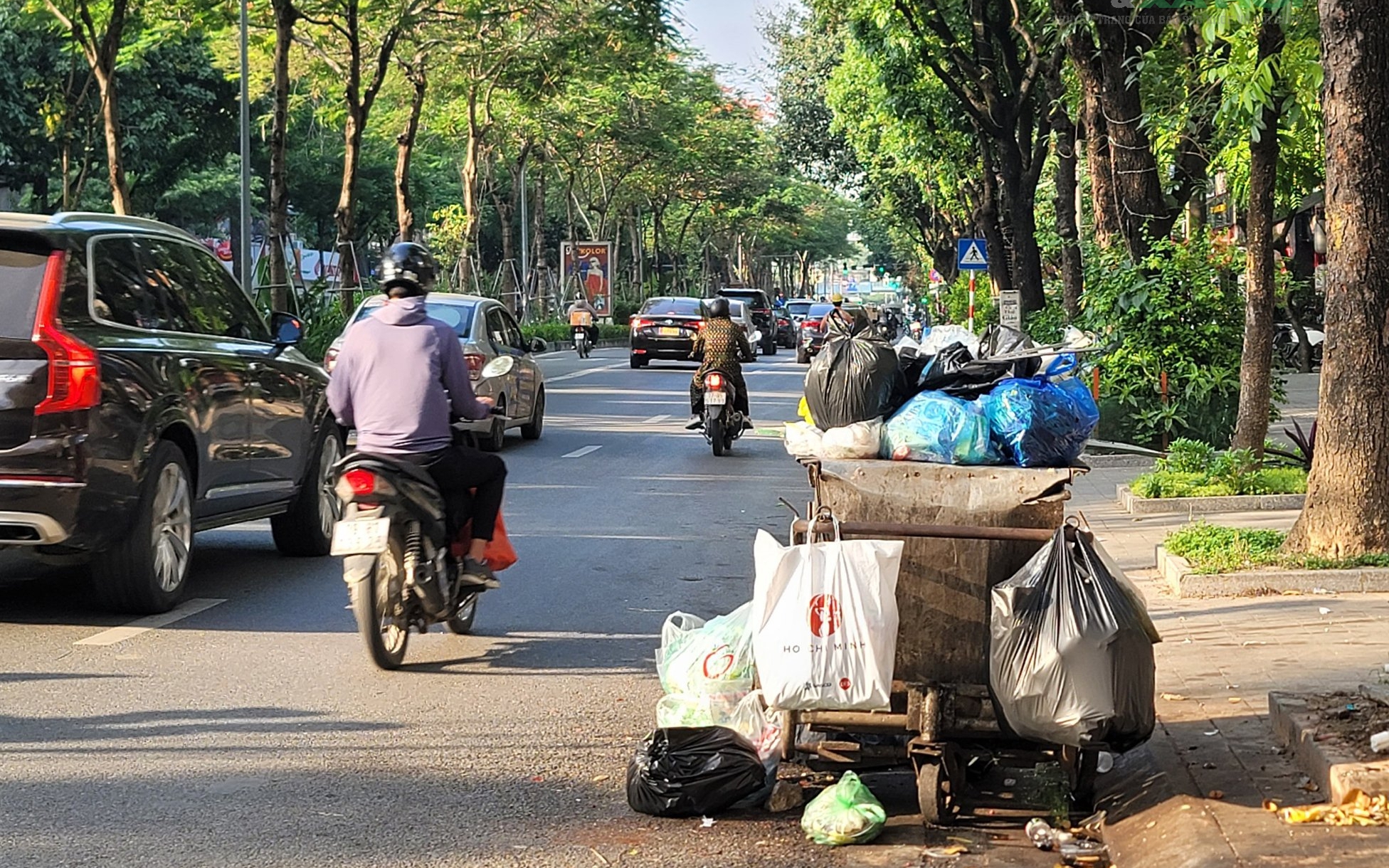 Vì sao rác thải sinh hoạt ở thành phố Hà Nội vẫn nằm ngổn ngang dưới lòng đường?