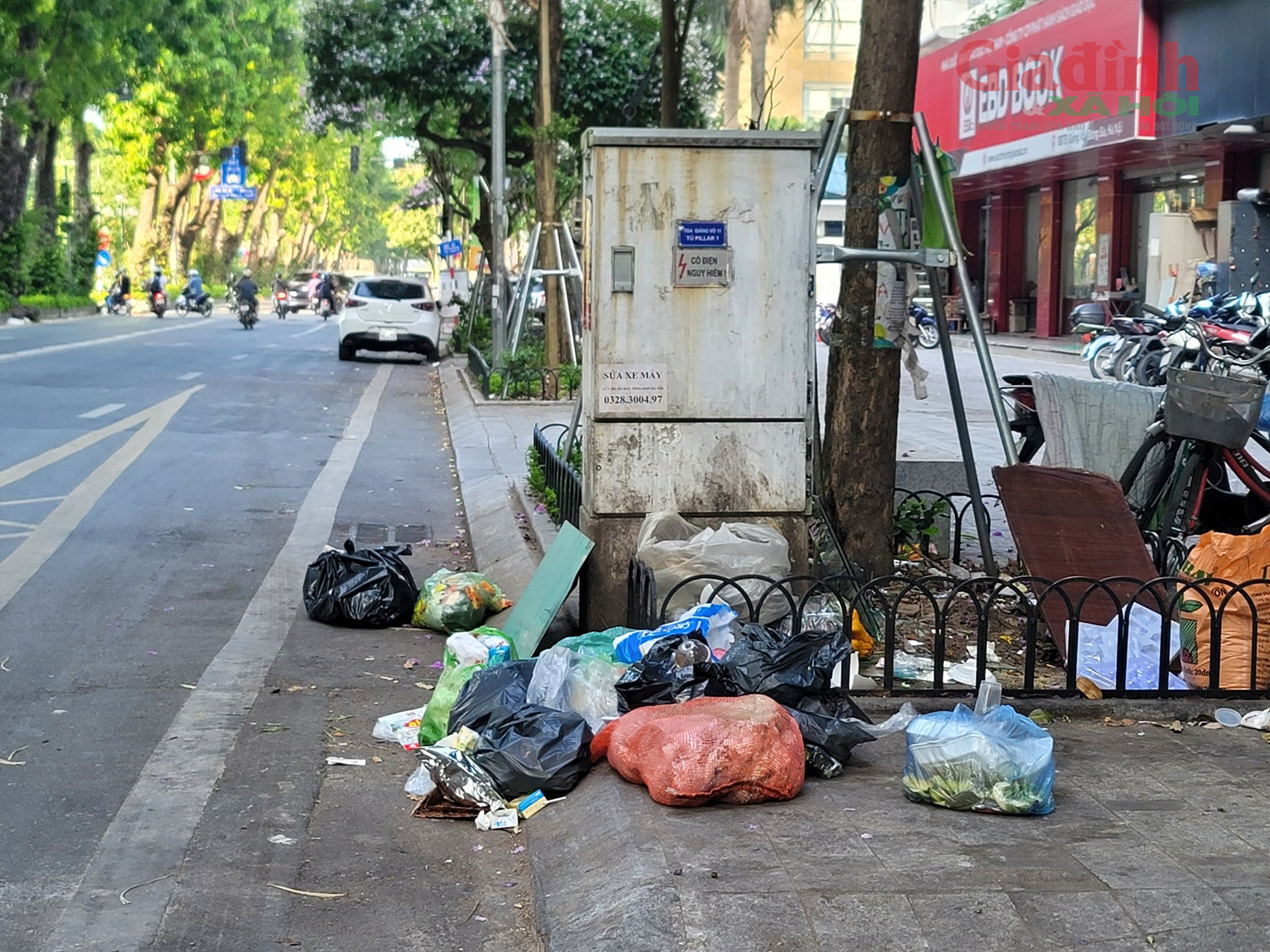 Vì sao rác thải sinh hoạt ở thành phố Hà Nội vẫn nằm ngổn ngang dưới lòng đường?- Ảnh 4.