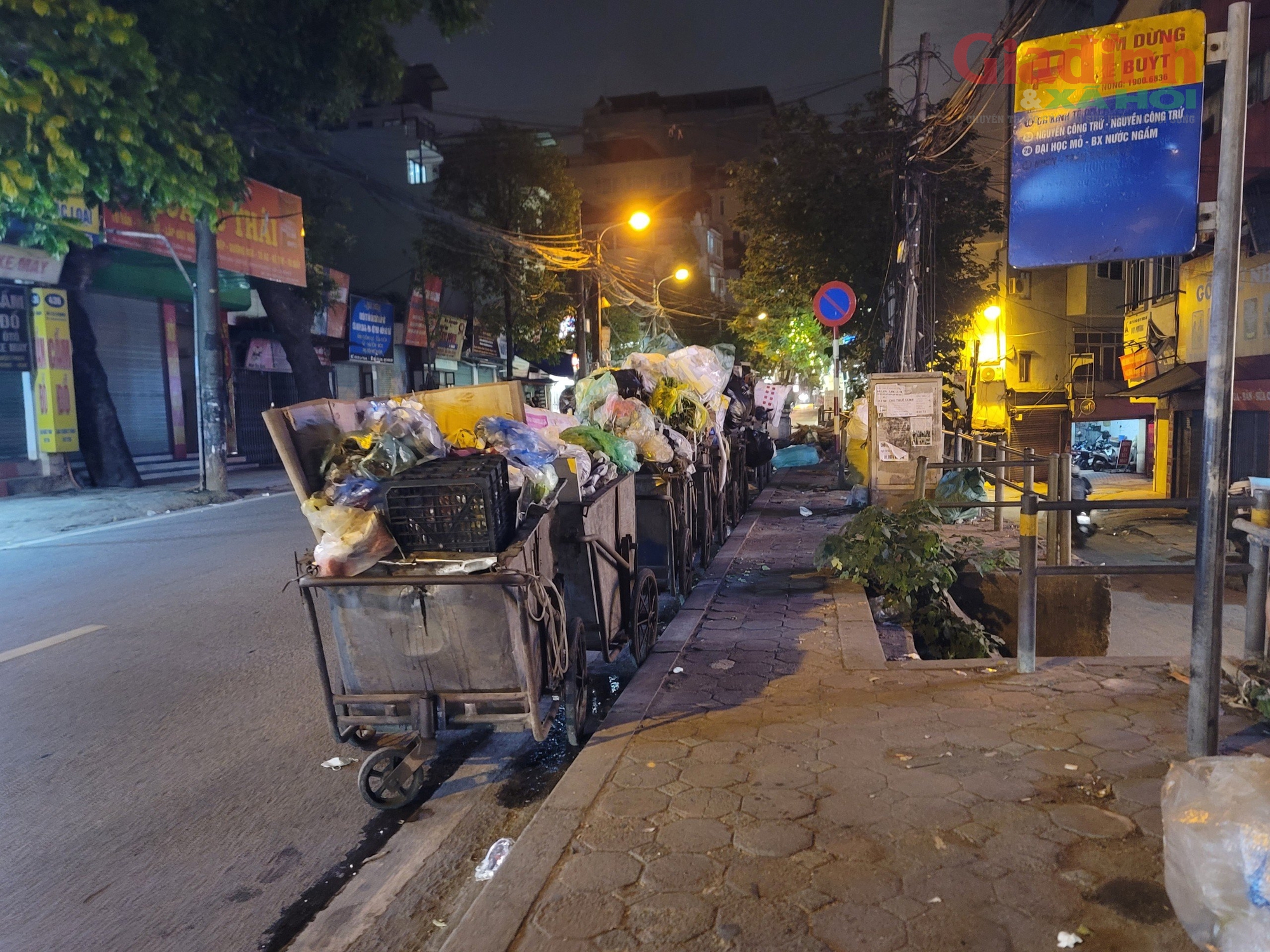 Vì sao rác thải sinh hoạt ở thành phố Hà Nội vẫn nằm ngổn ngang dưới lòng đường?- Ảnh 2.