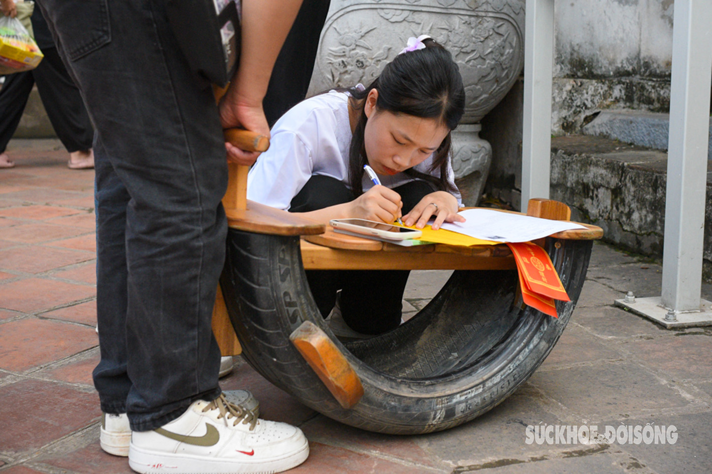 Sĩ tử nườm nượp tới Văn Miếu - Quốc Tử Giám cầu may trước kỳ thi tốt nghiệp THPT Quốc gia- Ảnh 11.