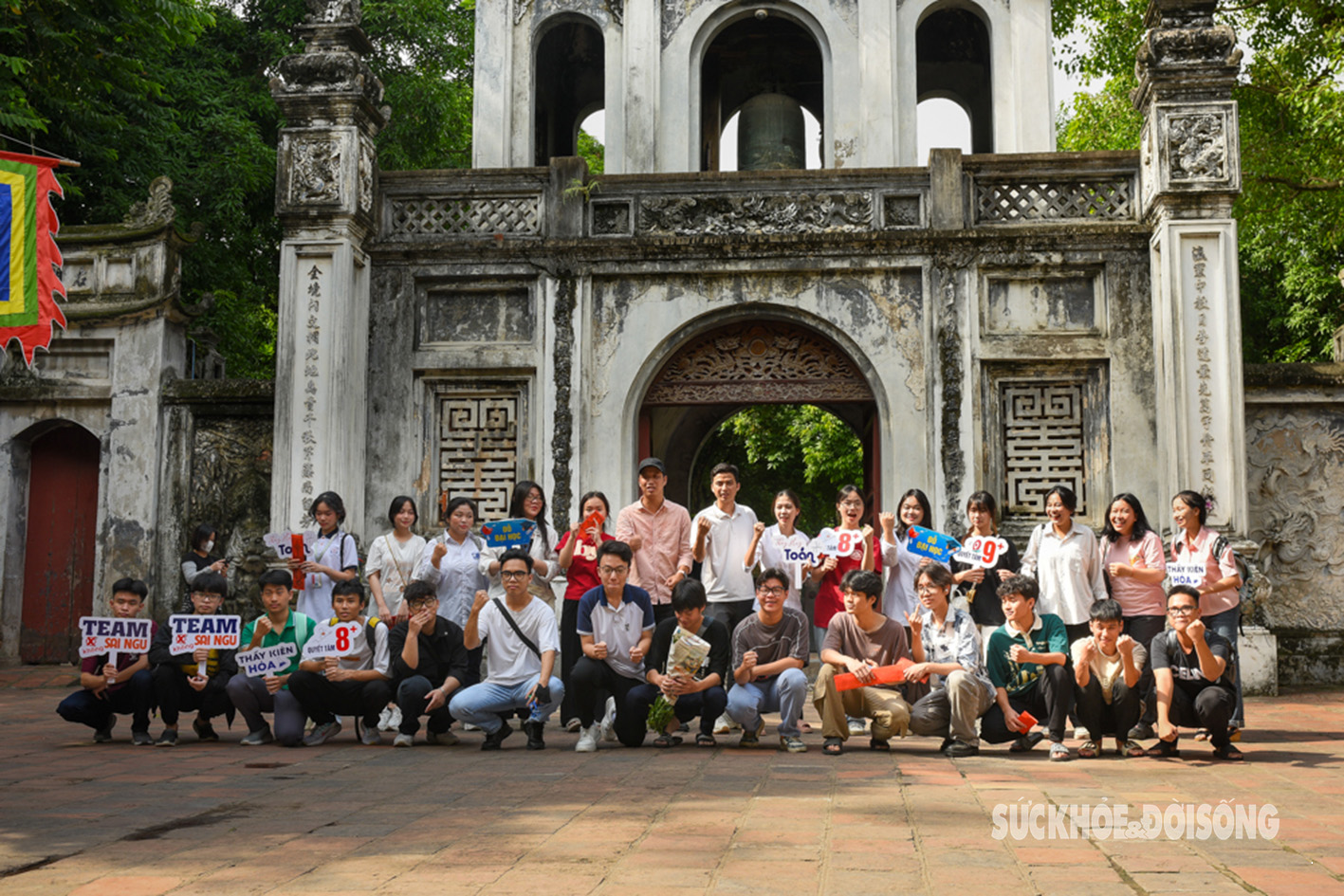 Sĩ tử nườm nượp tới Văn Miếu - Quốc Tử Giám cầu may trước kỳ thi tốt nghiệp THPT Quốc gia- Ảnh 2.