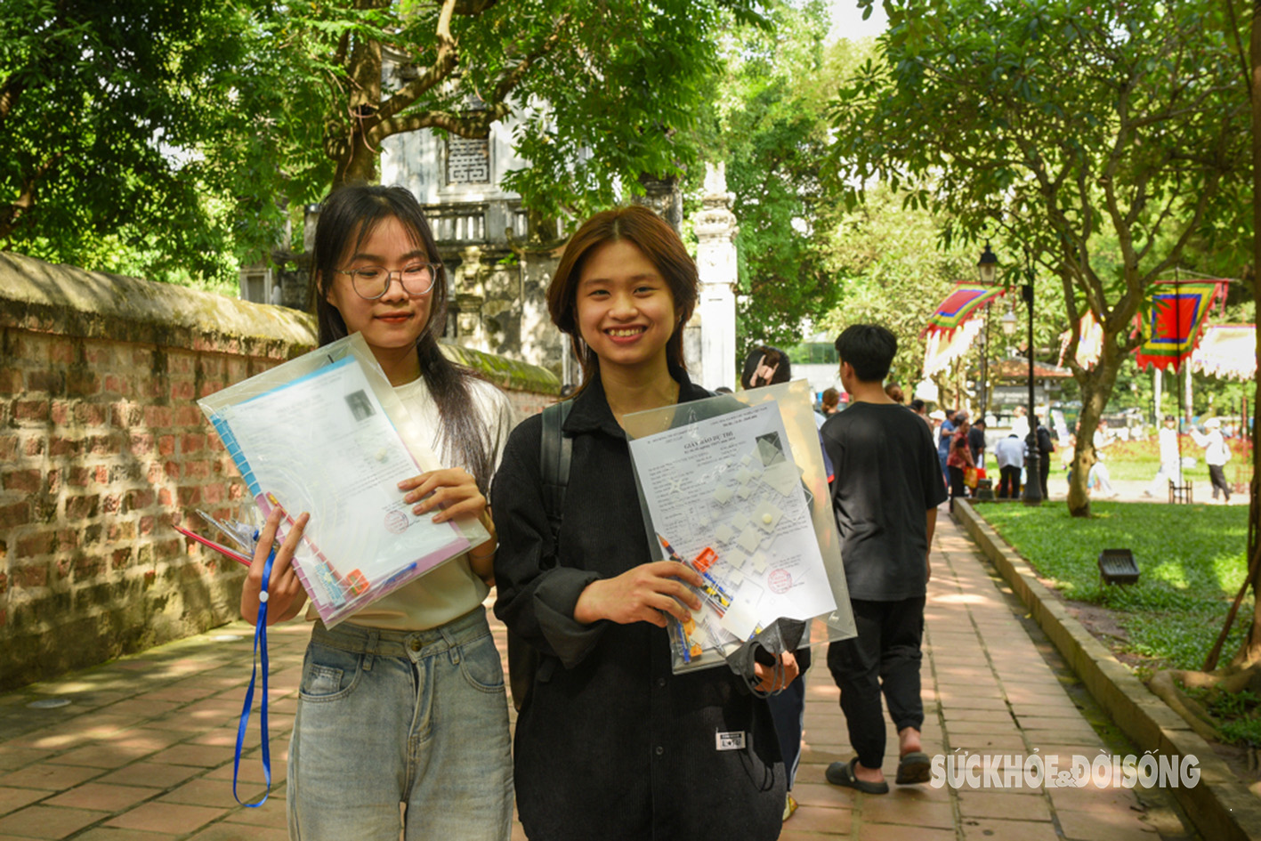 Sĩ tử nườm nượp tới Văn Miếu - Quốc Tử Giám cầu may trước kỳ thi tốt nghiệp THPT Quốc gia- Ảnh 7.