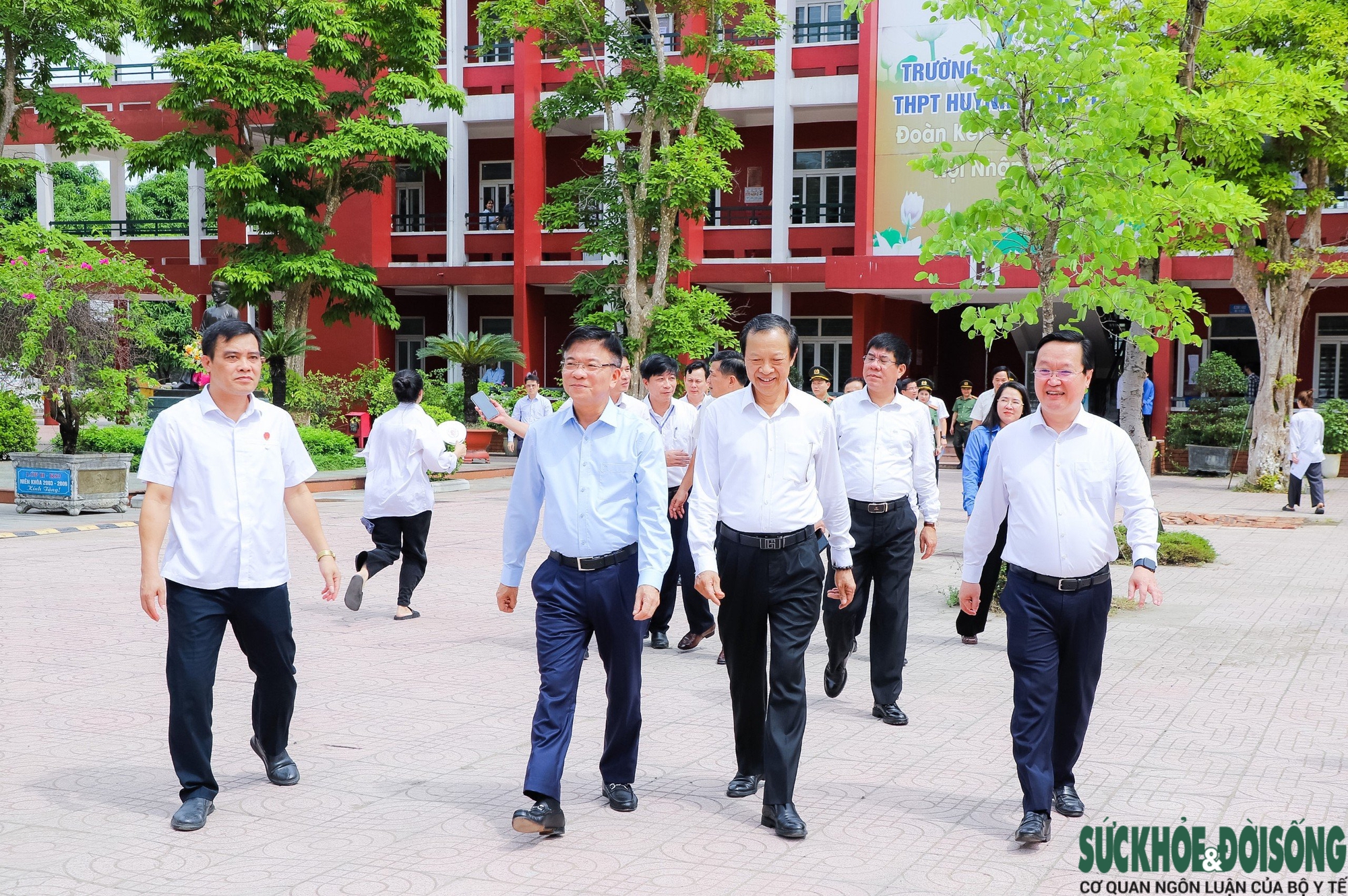 Phó Thủ tướng Lê Thành Long kiểm tra công tác Thi tốt nghiệp THPT 2024 tại Nghệ An- Ảnh 1.