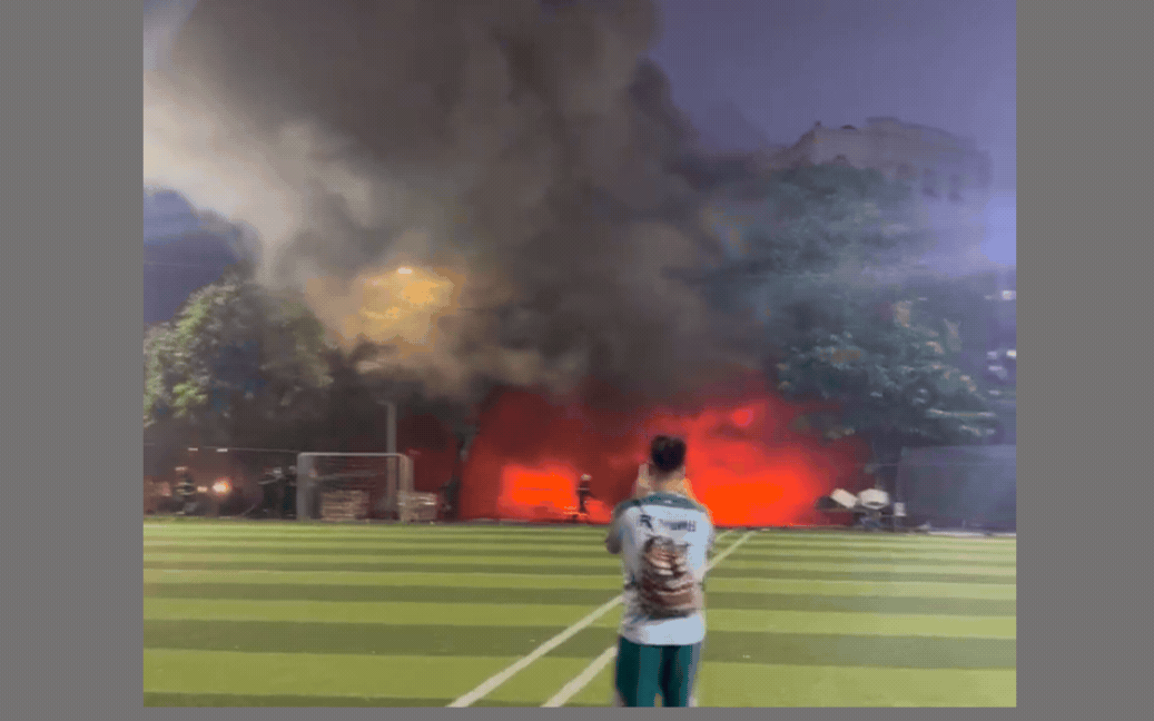 Cháy lớn gần sân bóng tại Cầu Giấy, cầu thủ trên sân &quot;đứng hình&quot;