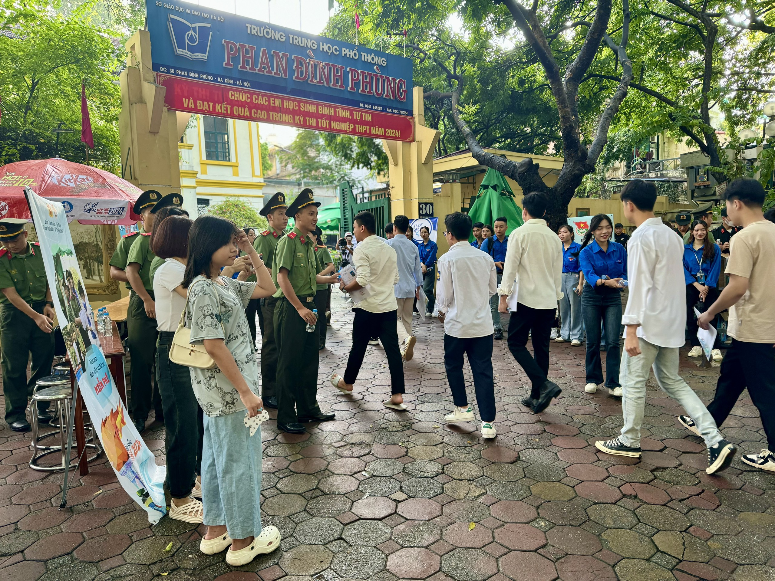 Đường, phố Hà Nội thông thoáng trong ngày đầu thi tốt nghiệp THPT Quốc gia- Ảnh 4.