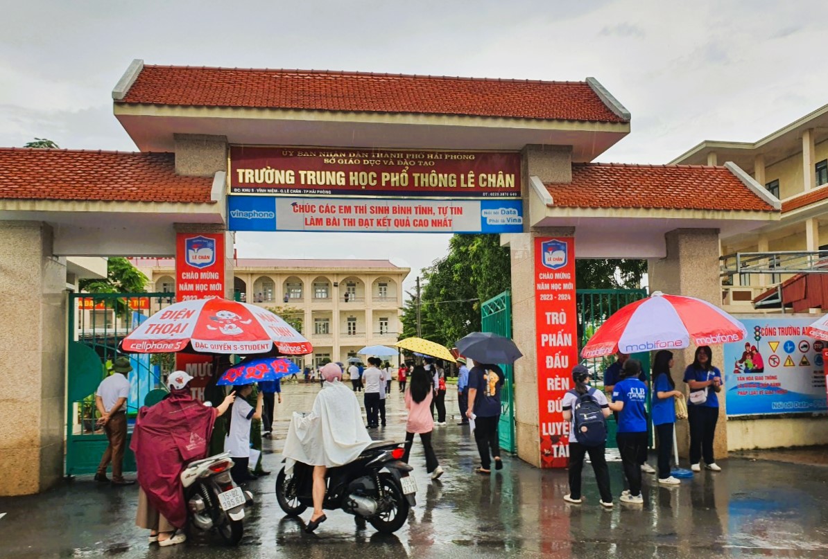 Hàng vạn thí sinh Hải Phòng đội mưa đến điểm thi tốt nghiệp THPT 2024- Ảnh 5.