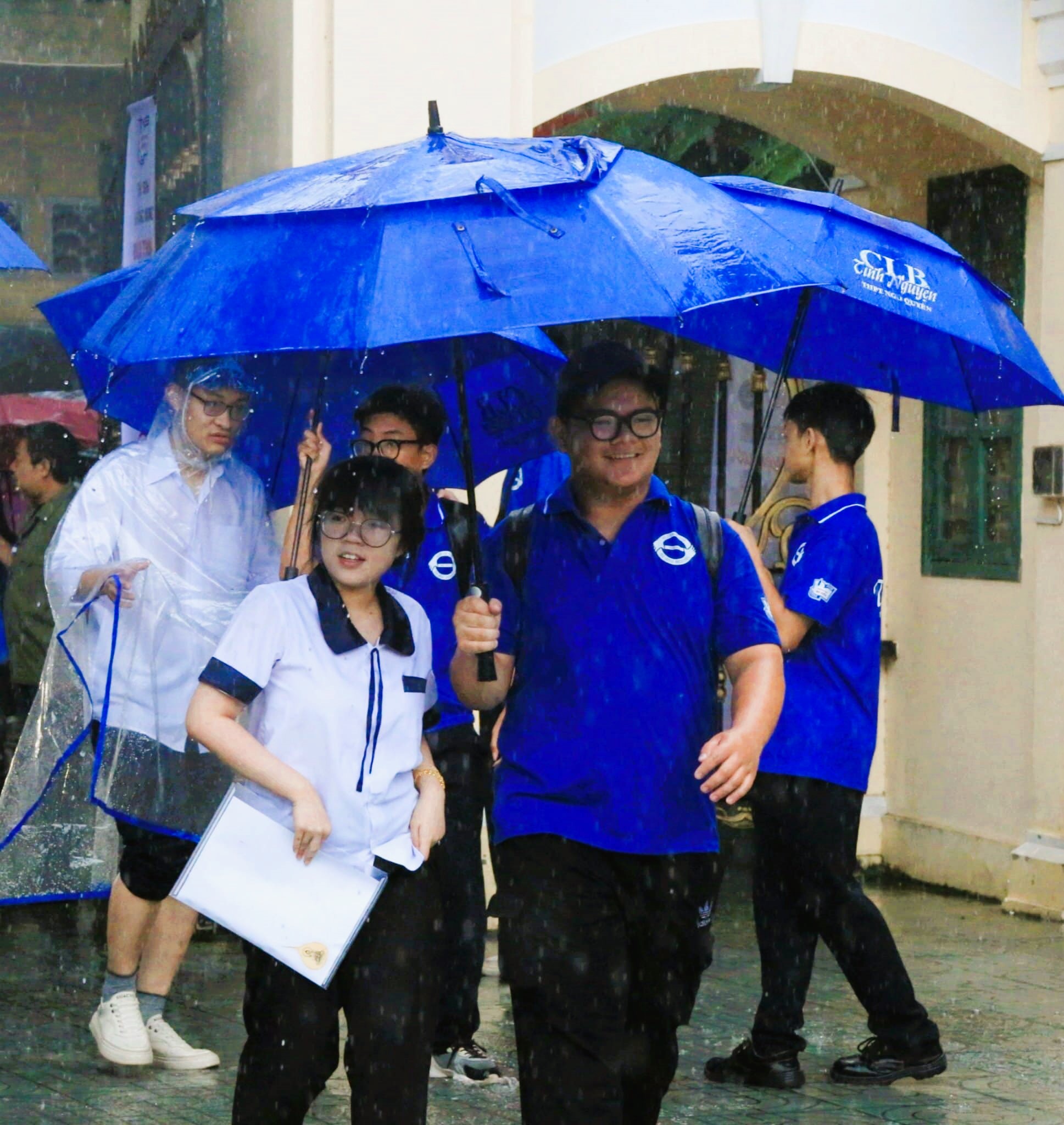 Hàng vạn thí sinh Hải Phòng đội mưa đến điểm thi tốt nghiệp THPT 2024- Ảnh 3.