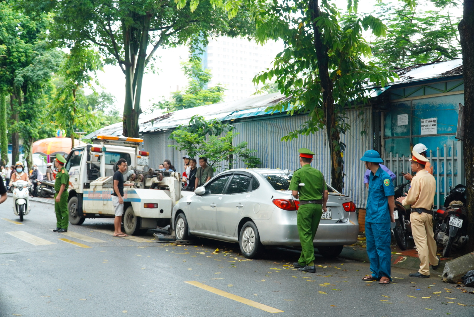 Đường, phố Hà Nội thông thoáng trong ngày đầu thi tốt nghiệp THPT Quốc gia- Ảnh 6.
