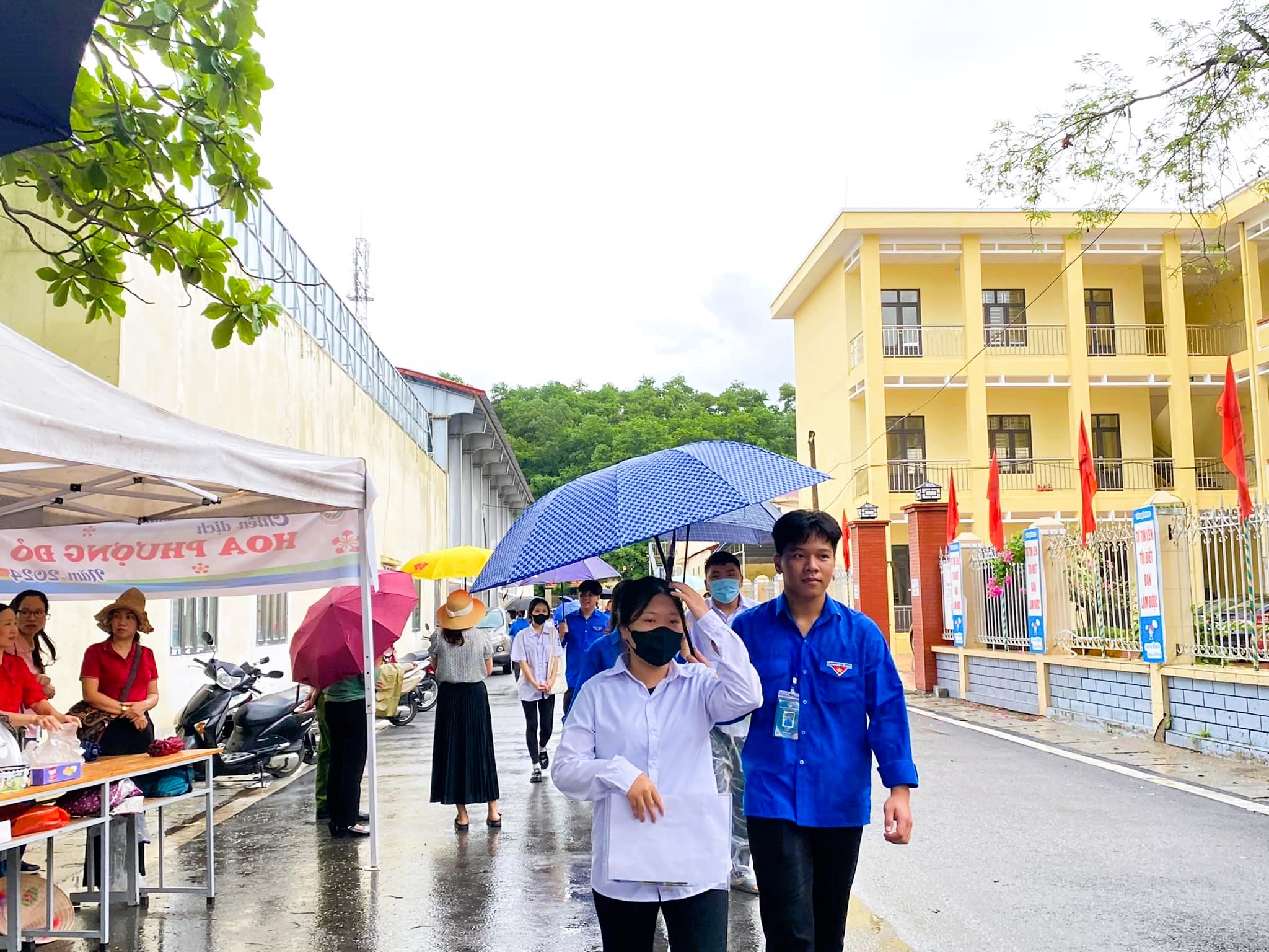 Hàng vạn thí sinh Hải Phòng đội mưa đến điểm thi tốt nghiệp THPT 2024- Ảnh 7.
