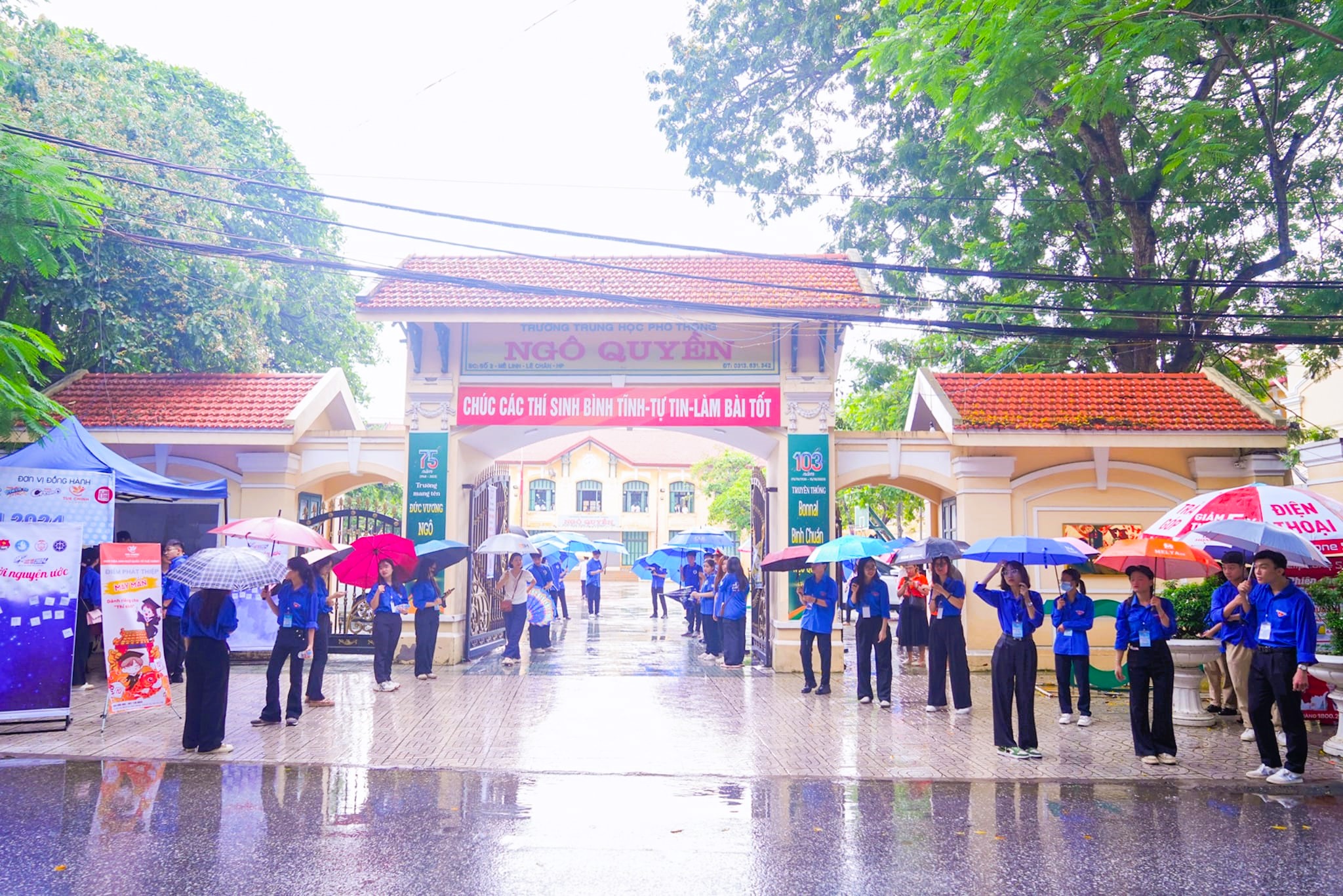 Hàng vạn thí sinh Hải Phòng đội mưa đến điểm thi tốt nghiệp THPT 2024- Ảnh 1.