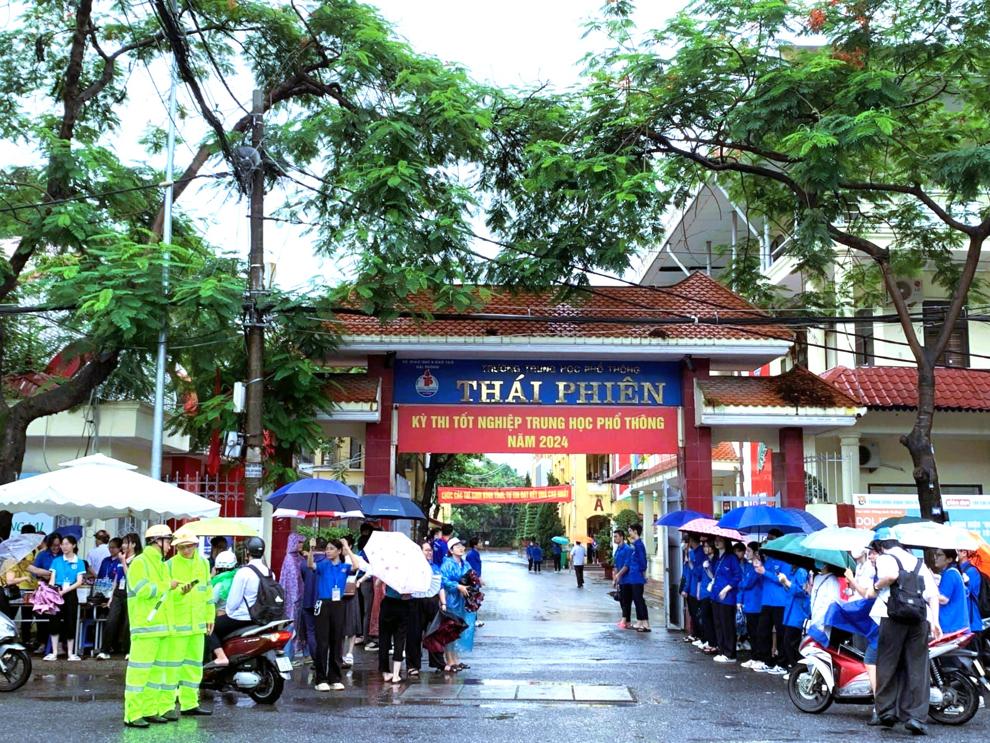 Hàng vạn thí sinh Hải Phòng đội mưa đến điểm thi tốt nghiệp THPT 2024- Ảnh 8.