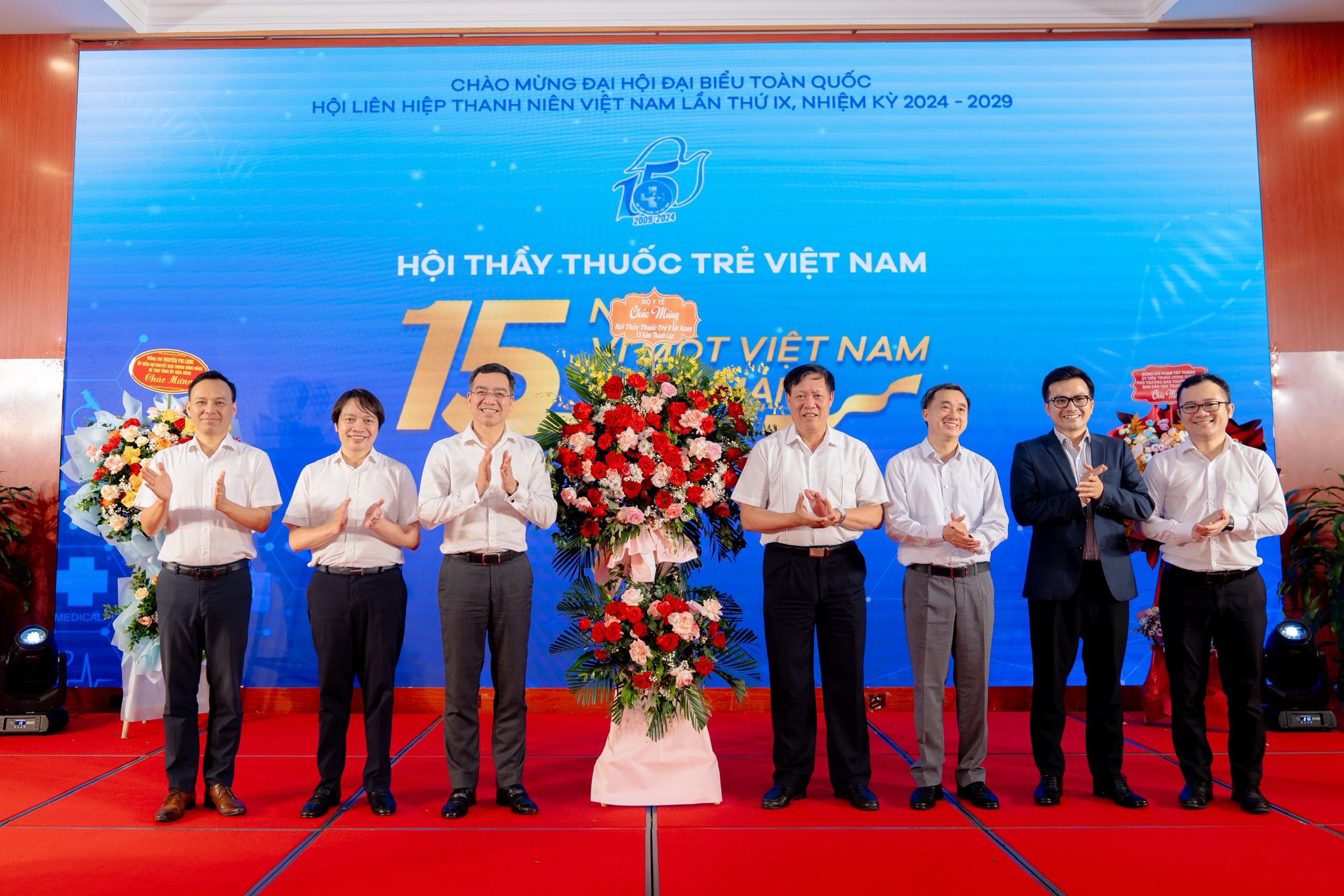 Thứ trưởng Bộ Y tế: Hội Thầy thuốc trẻ Việt Nam có nhiều đóng góp trong chăm sóc sức khỏe nhân dân- Ảnh 2.