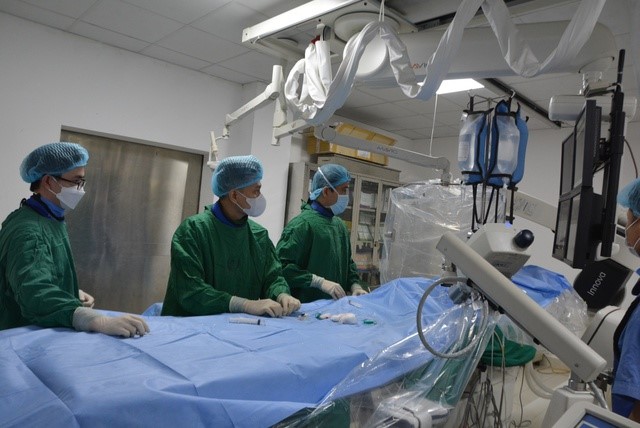 Bệnh viện HNĐK Nghệ An thực hiện đặt Stent chuyển dòng chảy điều trị phình động mạch não- Ảnh 4.