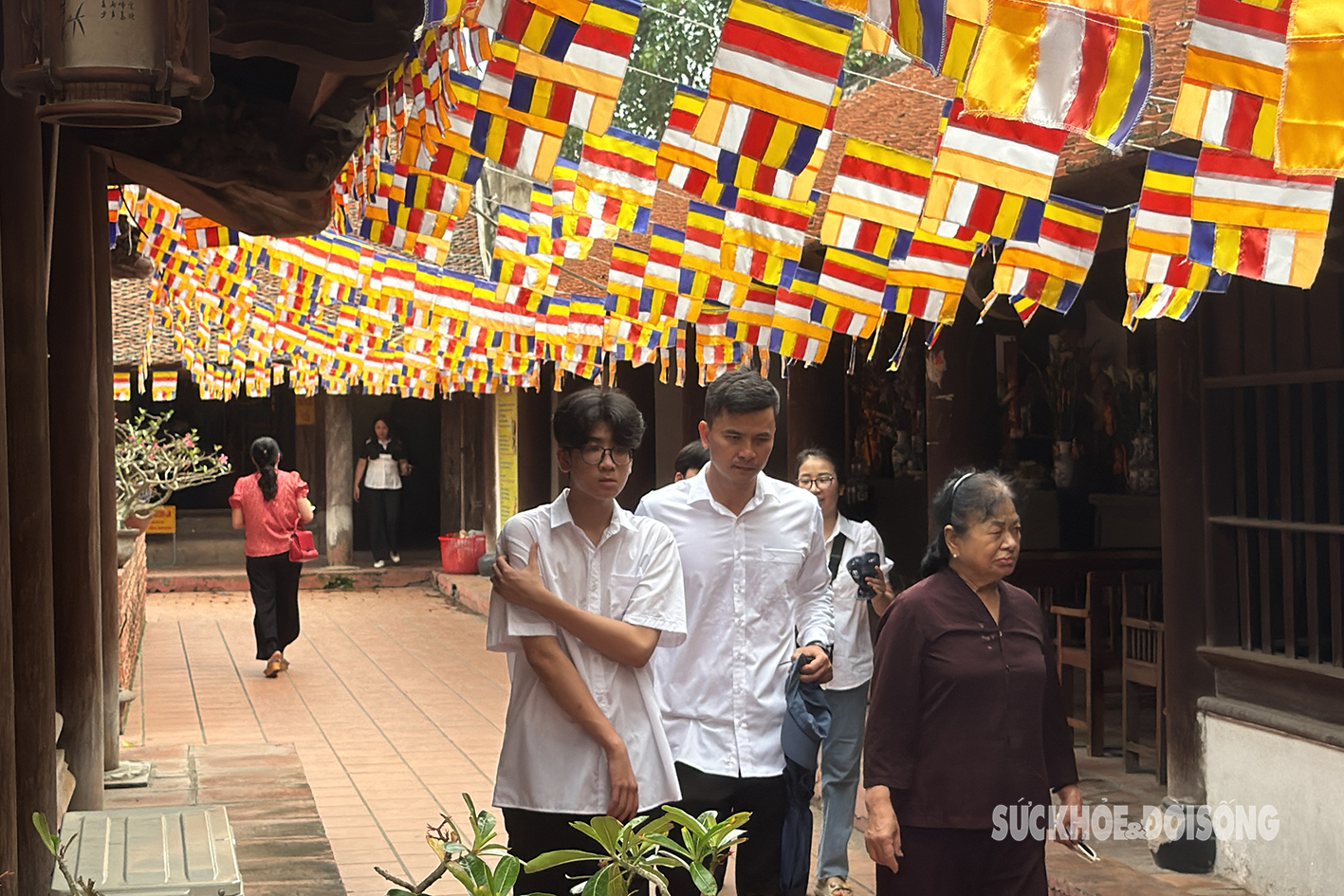 Sĩ tử đi chùa Đậu 'cầu may' trước kỳ thi vào lớp 10- Ảnh 2.