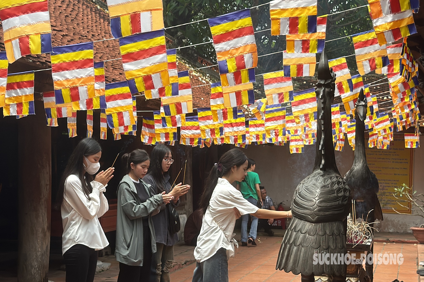 Sĩ tử đi chùa Đậu 'cầu may' trước kỳ thi vào lớp 10- Ảnh 10.