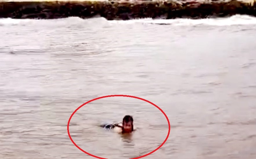 Đi tắm biển, nữ du khách 'suýt chết' khi bị sóng cuốn trôi ra xa- Ảnh 1.