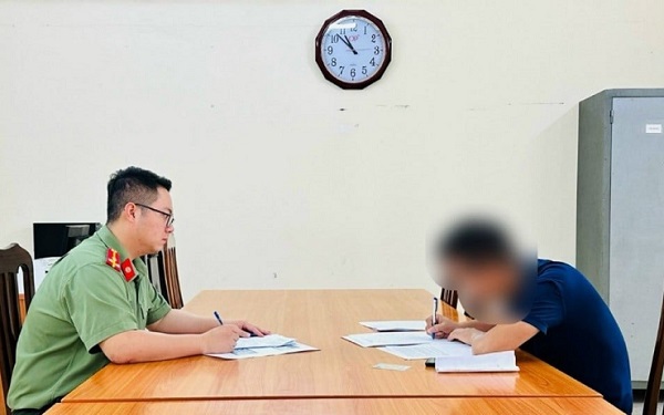 Lên mạng Facebook 'báo chốt' CSGT, nam thanh niên bị phạt 7,5 triệu đồng - Ảnh 2.