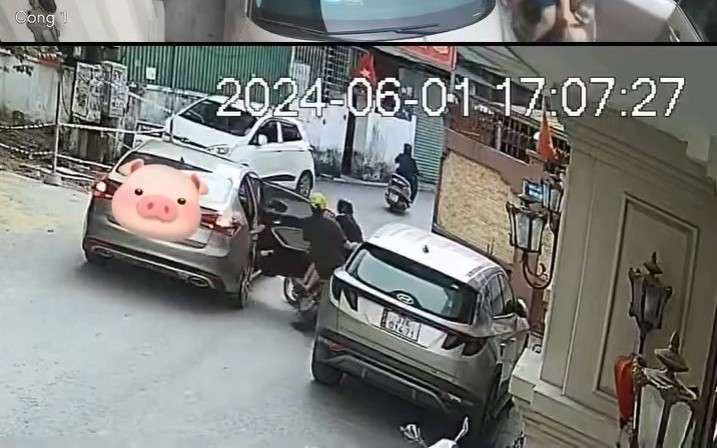Video tài xế dừng xe ô tô giữa đường, mở cửa gây tai nạn