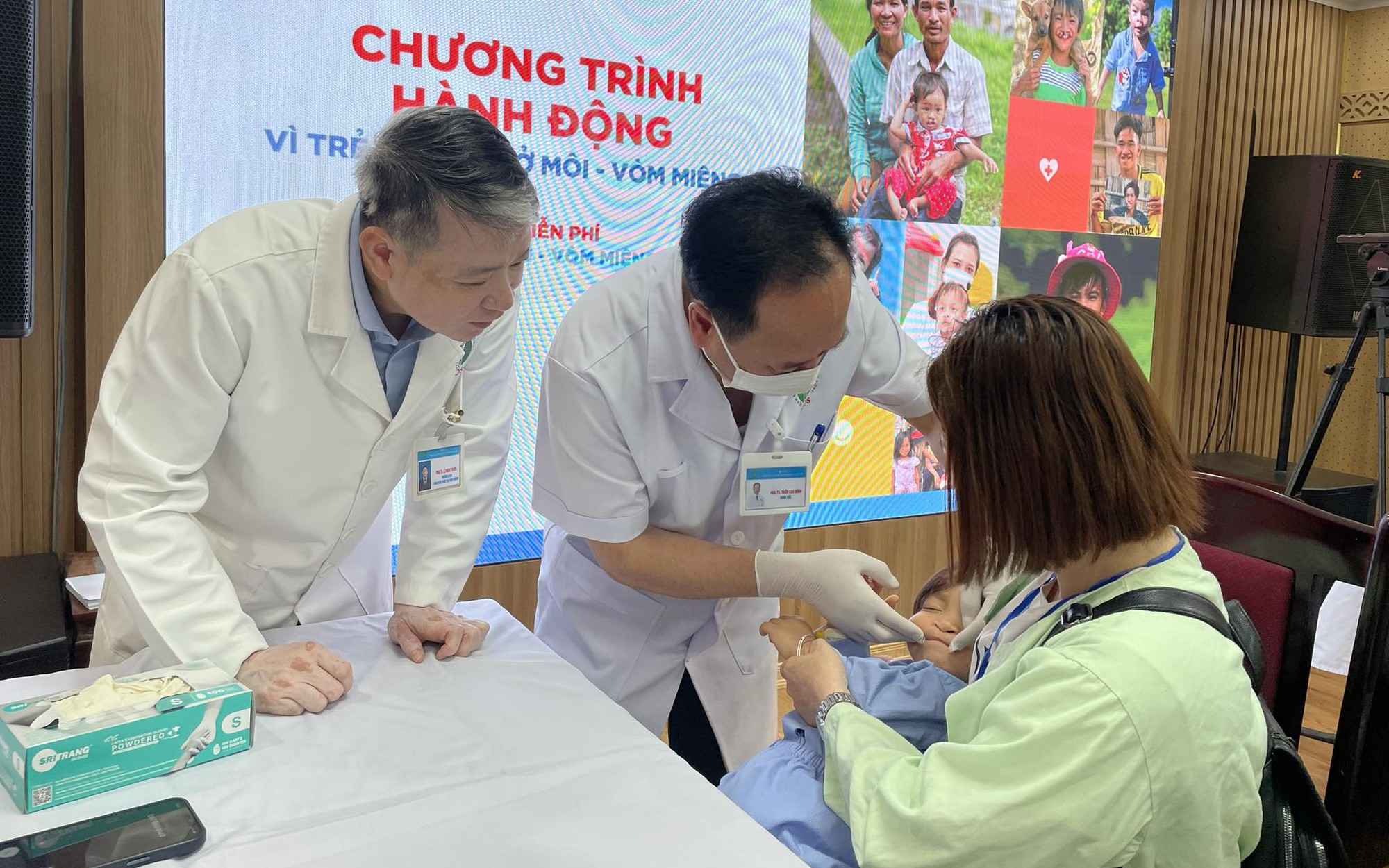 Điều trị cho trẻ mắc dị tật khe hở môi - vòm miệng không phải chỉ 1 hoặc 2 ca mổ
