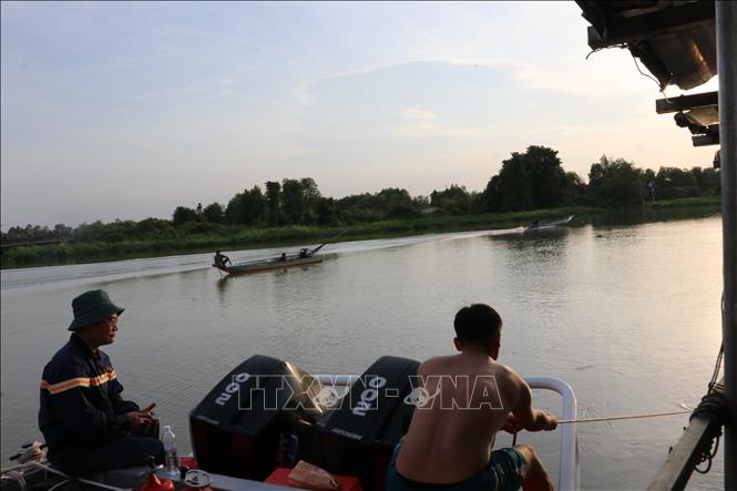 Vụ 3 thiếu niên đuối nước trên sông Sài Gòn: Đội 'người nhái' tìm được thi thể đầu tiên- Ảnh 2.