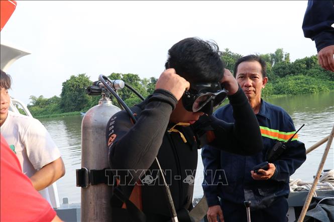 Vụ 3 thiếu niên đuối nước trên sông Sài Gòn: Đội 'người nhái' tìm được thi thể đầu tiên- Ảnh 1.
