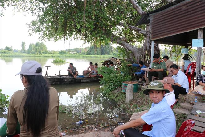 Vụ 3 thiếu niên đuối nước trên sông Sài Gòn: Đội 'người nhái' tìm được thi thể đầu tiên- Ảnh 3.