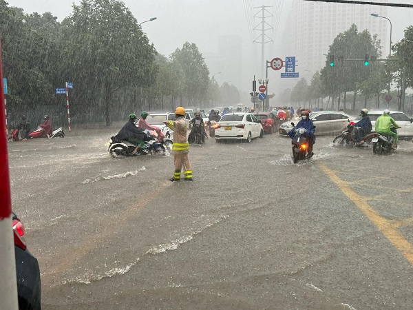 Sau trận mưa lớn, CSGT Hà Nội hướng dẫn người dân vượt ngập úng đến công sở- Ảnh 3.