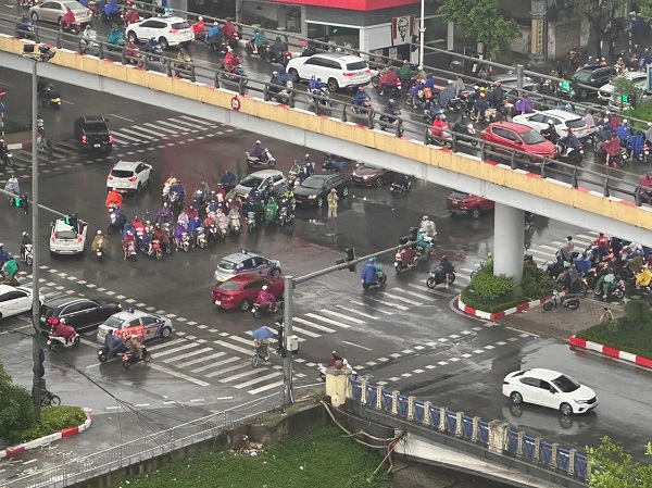 Sau trận mưa lớn, CSGT Hà Nội hướng dẫn người dân vượt ngập úng đến công sở- Ảnh 2.