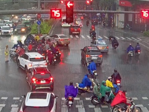 Sau trận mưa lớn, CSGT Hà Nội hướng dẫn người dân vượt ngập úng đến công sở- Ảnh 1.