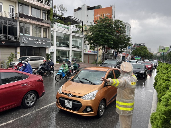 Sau trận mưa lớn, CSGT Hà Nội hướng dẫn người dân vượt ngập úng đến công sở- Ảnh 4.