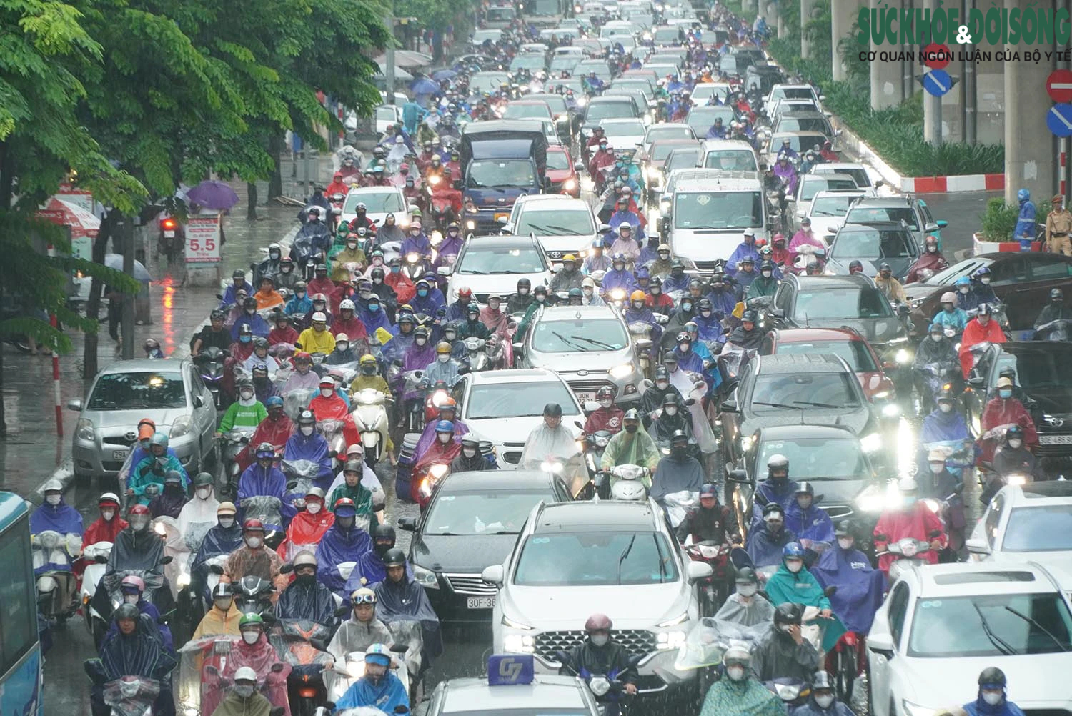 Cận cảnh những tuyến đường Hà Nội ùn tắc nghiêm trọng do mưa lớn- Ảnh 2.