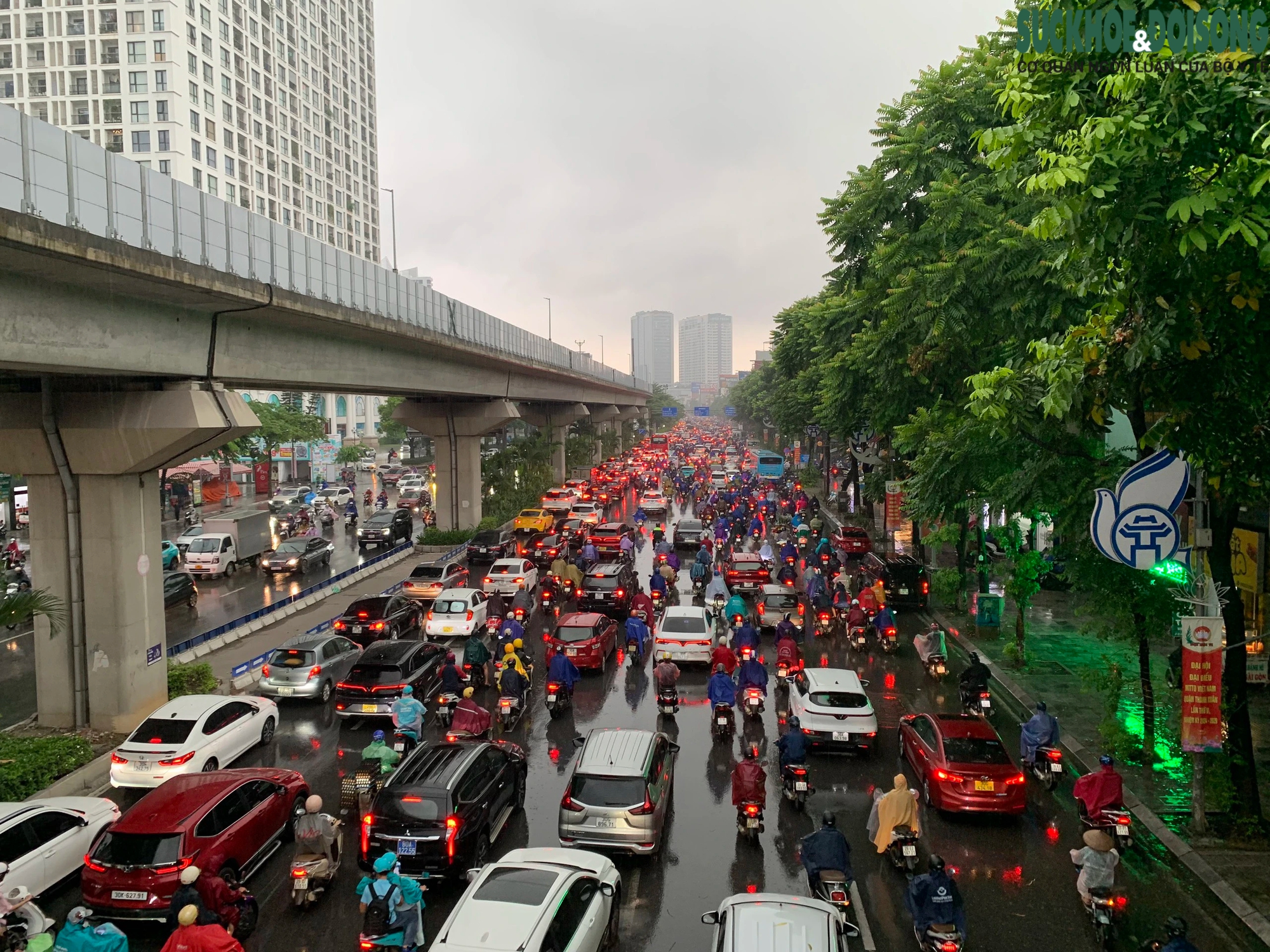 Cận cảnh những tuyến đường Hà Nội ùn tắc nghiêm trọng do mưa lớn- Ảnh 3.
