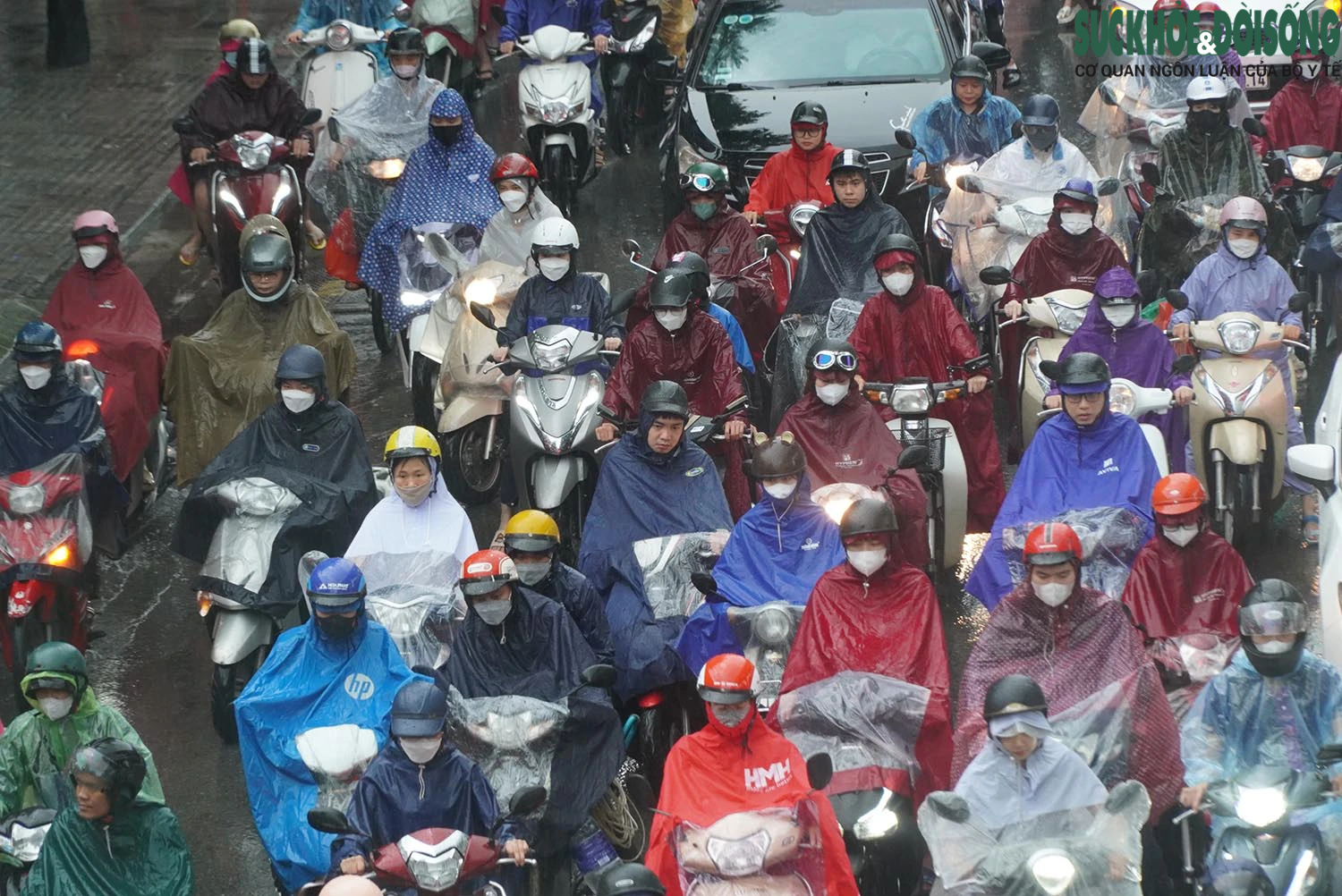 Cận cảnh những tuyến đường Hà Nội ùn tắc nghiêm trọng do mưa lớn- Ảnh 4.