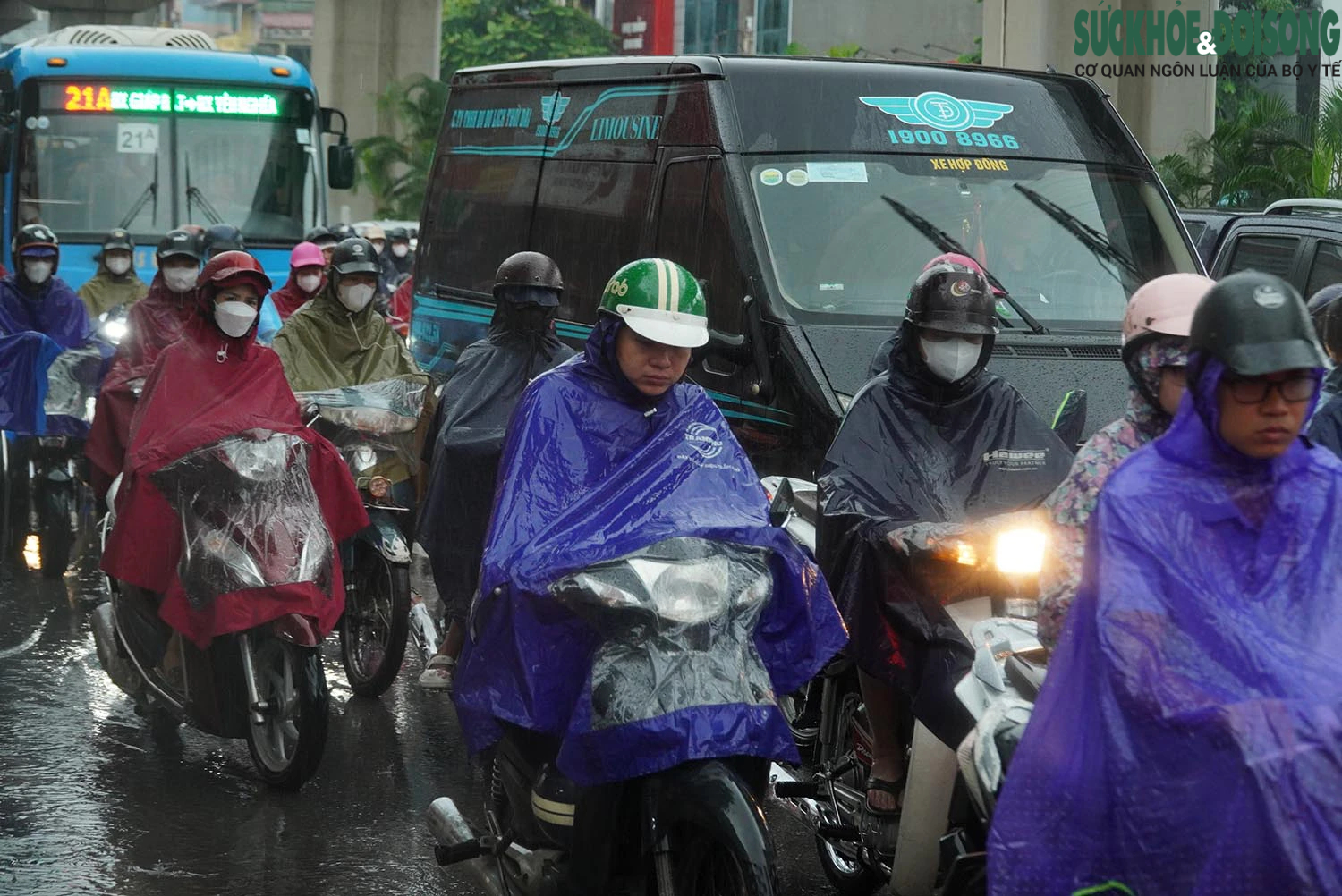 Cận cảnh những tuyến đường Hà Nội ùn tắc nghiêm trọng do mưa lớn- Ảnh 10.