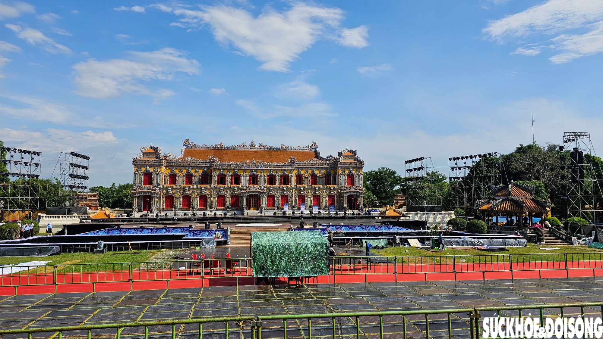 Gấp rút chuẩn bị khai mạc Festival Huế tại cung điện triệu đô- Ảnh 1.