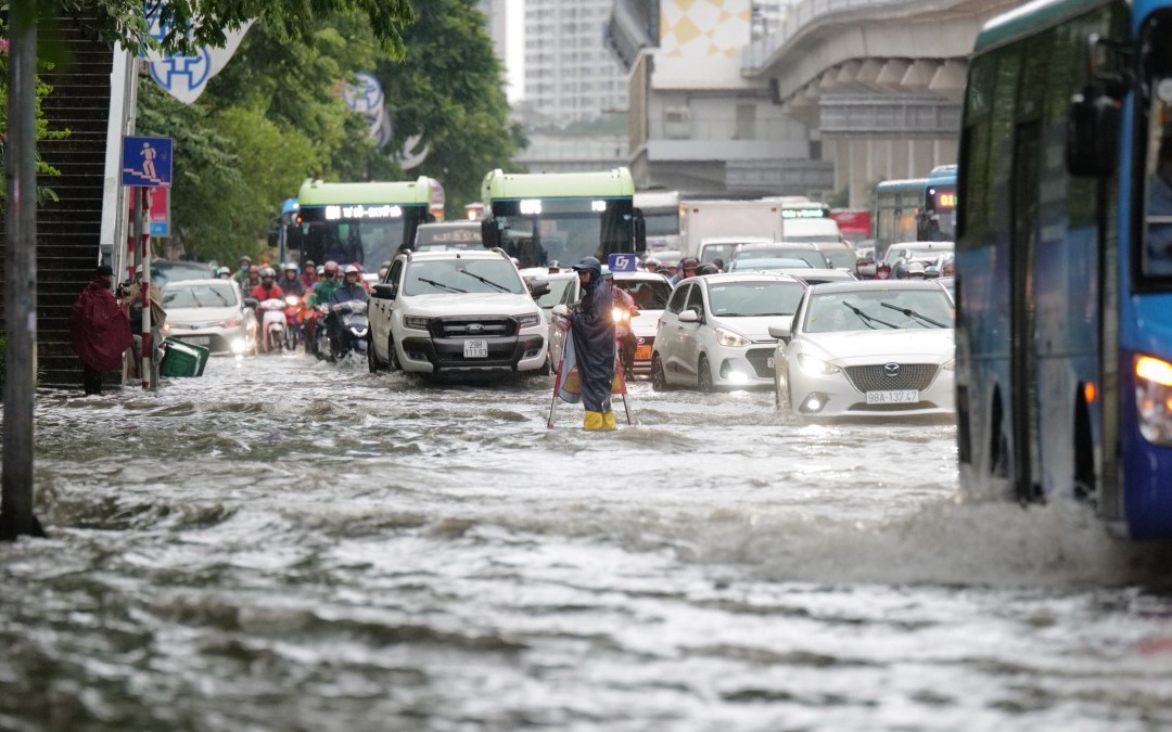 Những tuyến phố ngập úng do trận mưa sáng nay ở Hà Nội